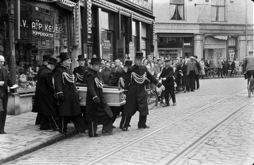 Bij de begrafenis van de heer A.P. Keijser wordt een tocht gemaakt langs zijn winkels: Antonius Petrus Keijser (de poppendokter van de Lange Hezelstraat 10) was de oprichter van de N.V. De Bijenkorf (Hertogstraat 27) en de N.V. Handelsmij. TEPA (Molenstraat 52), 1/9/1952 (Fotopersbureau Gelderland via GN18748 RAN CCBYSA Auteursrechthouder J.F.M. Trum)