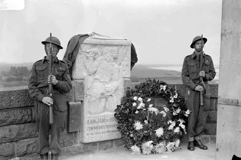 Twee militairen bij de onthulde gedenksteen voor Jan van Hoof, gemaakt door Jac Maris, op de Waal-Verkeersbrug aan de Lentse zijd, 18/9/1945 (GN6336 RAN)