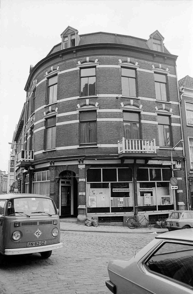Vanuit de Smidstraat naar het hoekpand aan de Priemstraat - Lange Brouwerstraat. In het hoekpand bevond zich het benedenstadhuis., 2/1982 (Ber van Haren via KN13493-3 RAN CC0)