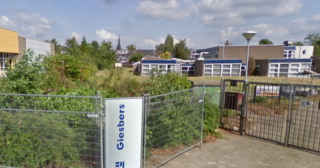 Achterkant "Levensschool", augustus 2009 (Google Streetview)