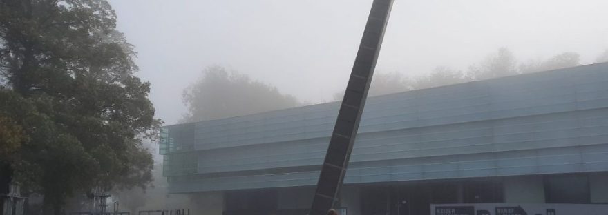 De Godenpijler: Zonnewijzer met Valkhofmuseum, op een ochtend in oktober waar de zon ver te zoeken was (oktober 2023)