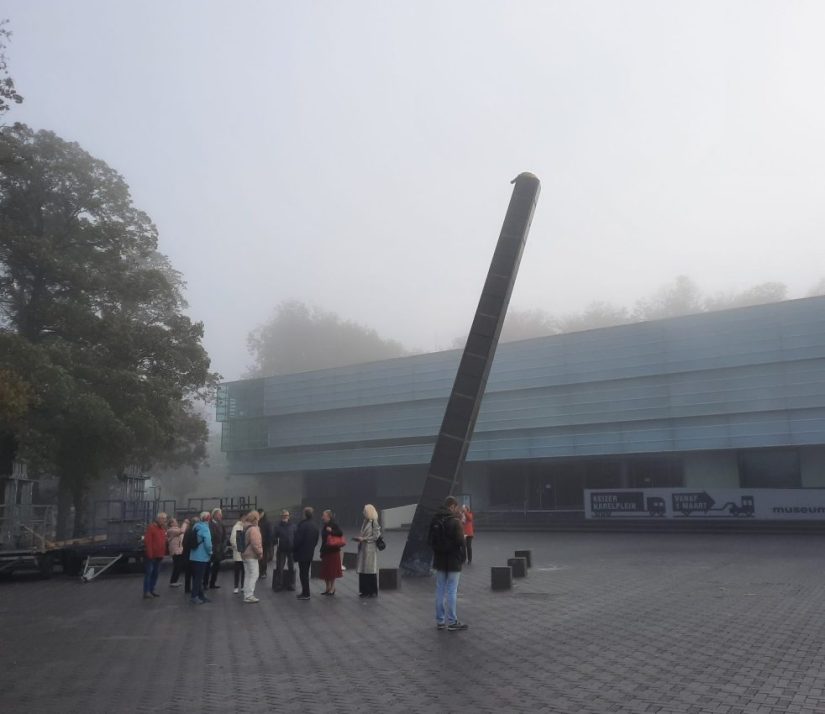 De Godenpijler: Zonnewijzer met Valkhofmuseum, op een ochtend in oktober waar de zon ver te zoeken was (oktober 2023)