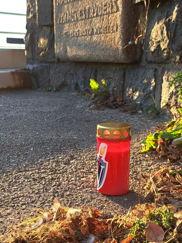Kaarsje bij Jan van Hoof monument op Waalbrug (21 september 2024)