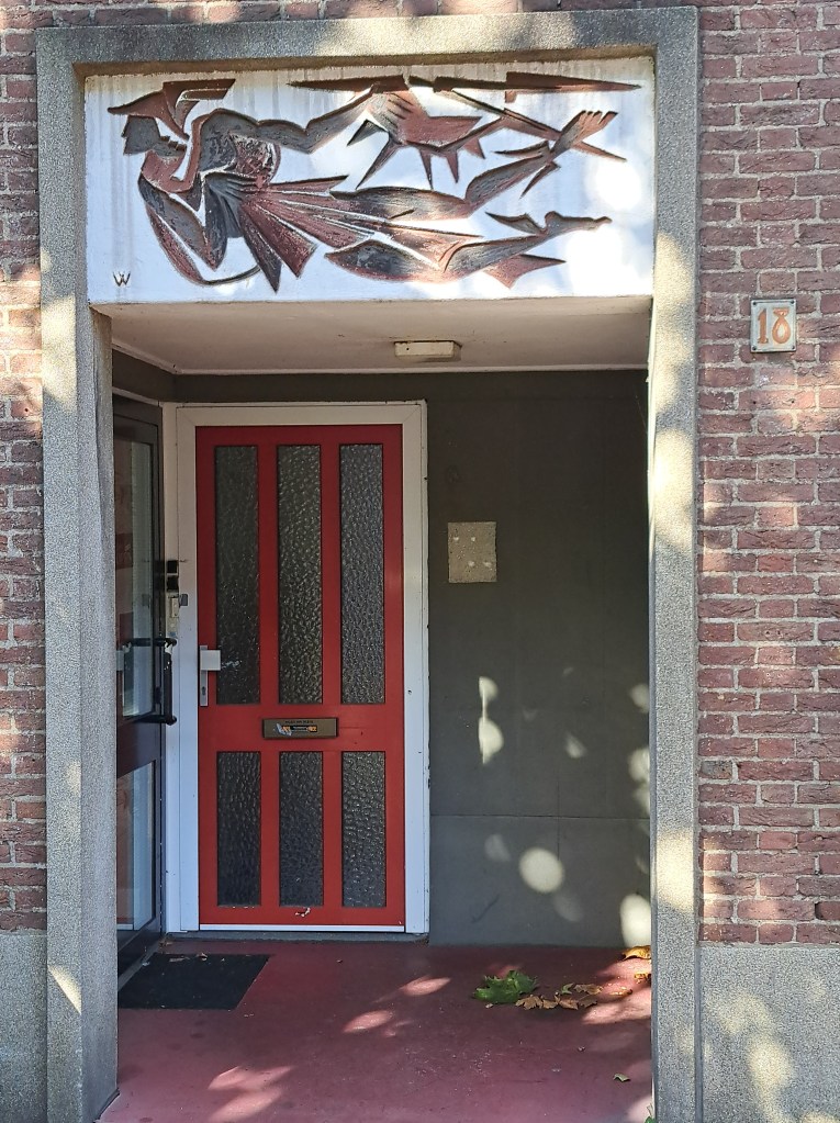 Relief Mercurius van Van Woerkom boven ingang, Klein Marienburg (oktober 2024)