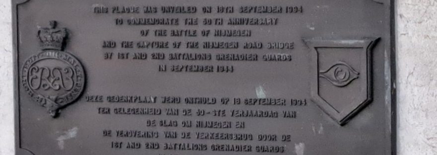 Gedenkplaat Waalbrug Grenadier Guards (oktober 2024)