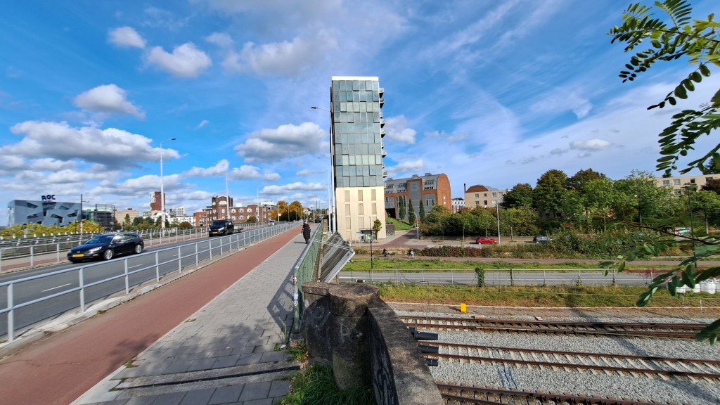 De Castellatoren op een kruispunt van Graafseweg en het spoor (oktober 2024)