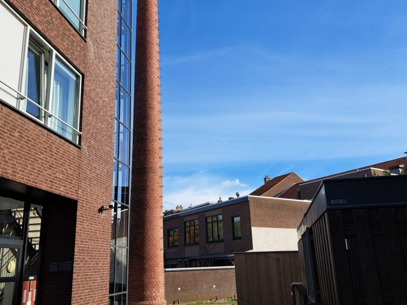 Herinnering aan kaarsenfabriek van Kokke: Fabrieksschoorsteen achter de&nbsp;Action