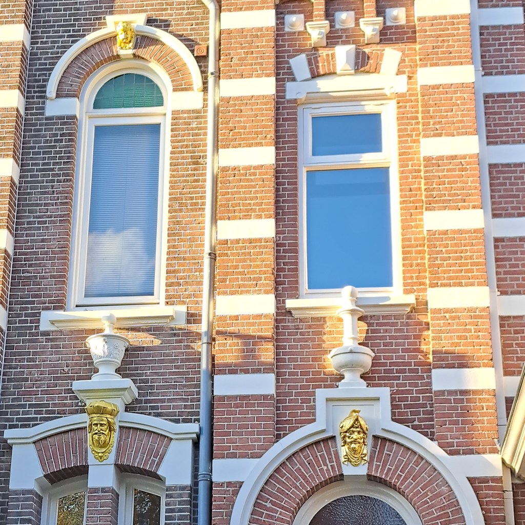 Ingangen Oranjesingel 28 (links) en 30 (rechts) (oktober 2024)