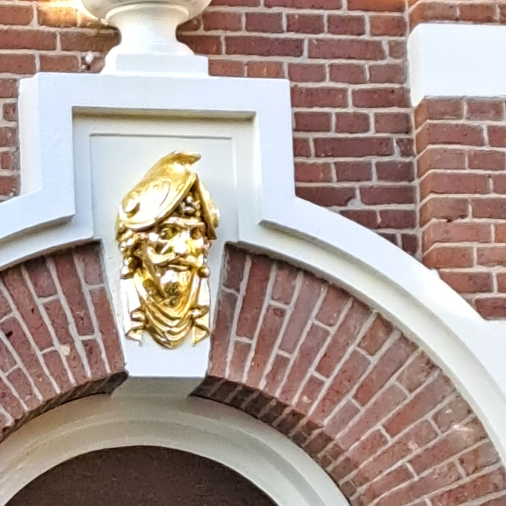 Kop boven ingang Oranjesingel 30 (oktober 2024)