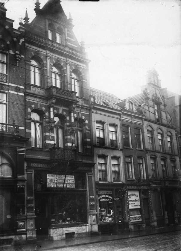 Coiffeur en de aankondiging voor de vestiging van de Familie bioscoop-Theater, 1913 (F86806 RAN) Lange Burchtstraat