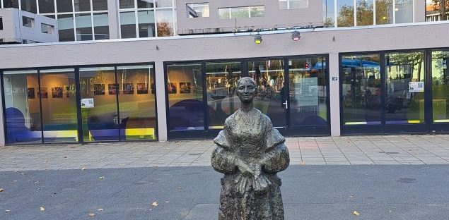 Dame met stola beeld voor de schouwburg van Pieter d'Hont (oktober 2024)