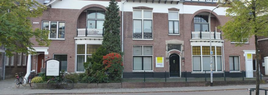 Uit drie woonhuizen bestaand pand (nummers 166, 168 en 170) dat in 1908 werd gebouwd naar een ontwerp van gebroeders Haspels (Henk van Gaal via DF4251 en bijschrift DF4250 RAN CC0)
