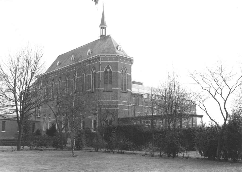 De Kapel van de Zusters Dominicanessen; ontworpen in 1911 door architect W.J.H. van der Waarden, gesloopt in 1989, 1987 (Anton van Roekel via F16754 RAN CCBYSA)