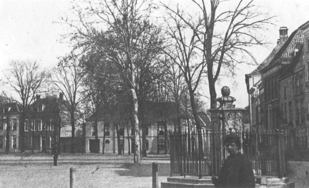 In 1883 werd deze waterpomp uit 1747 verwijderd en verplaatst naar de Gedeputeerdenplaats en weer later naar de Franseplaats. Na restauratie kreeg de pomp een plaats tussen het Valkhofmuseum en poortwachtershuis op de Sint Jorisstraat. Anno 2024 staat de pomp aan de Ridderstraat, hoek Burchtstraat. De pomp is voorzien van de wapens van de burgermeesters Jacobus Vos en Mathias van der Lijnden en waarschijnlijk vervaardigd door de meester steenhouwer Johannes Dense, 1880-1883 (F17704 RAN)