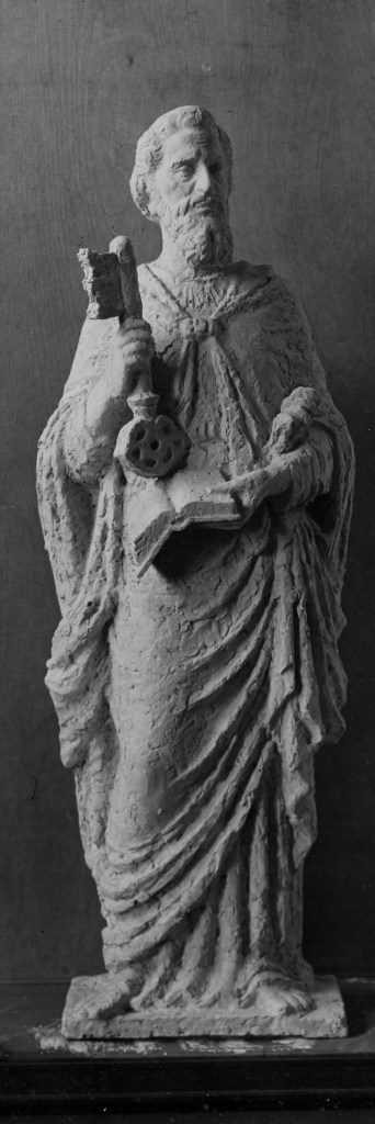 Beeld van de apostel Petrus, dat tot 1965 boven de ingang van de Latijnse School aan het St. Stevenskerkhof heeft gestaan. Het beeld is in 1944 vervaardigd door Pieter d'Hont, 1944-1905 (F24753 RAN)