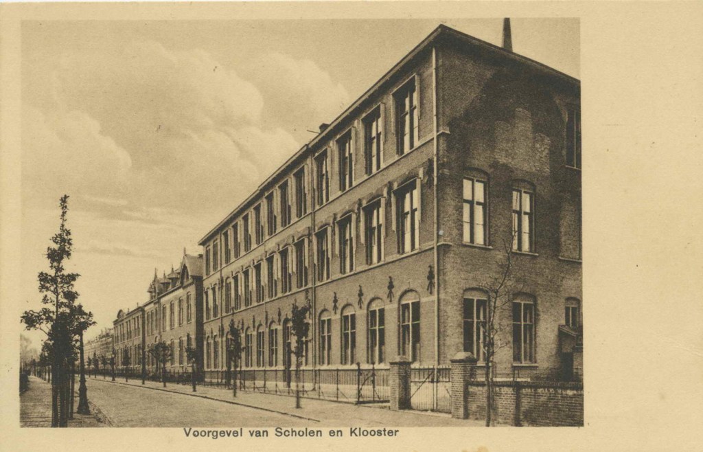 Het St. Vincentiusklooster (1904) en de scholen van de Zusters Dominicanessen, 1929-1931 (Uitg. Brinio via F28168 RAN)