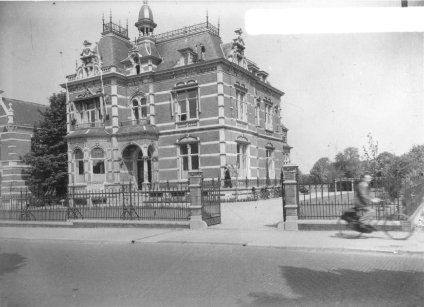 De in 1888 in neo-renaissance stijl gebouwde villa naar een ontwerp van de Nijmeegse architect Dirk Semmelink. In 1924 werd de villa aangekocht door de zusters van Onze Lieve Vrouw van Amersfoort die er een pension voor meisjesstudenten onder de naam Stella Maris in vestigden. In 1945 kocht de Katholieke Universiteit het gebouw als noodlocatie voor in de oorlog verwoeste instituutsgebouwen en in 1947 werd het tevens leeszaal van de bibliotheek (boekentransport per bakfiets tussen depot in de Snijdersstraat en de leeszaal); in 1985 brandde de villa tot de grond toe af, 1950 (F32382 RAN)