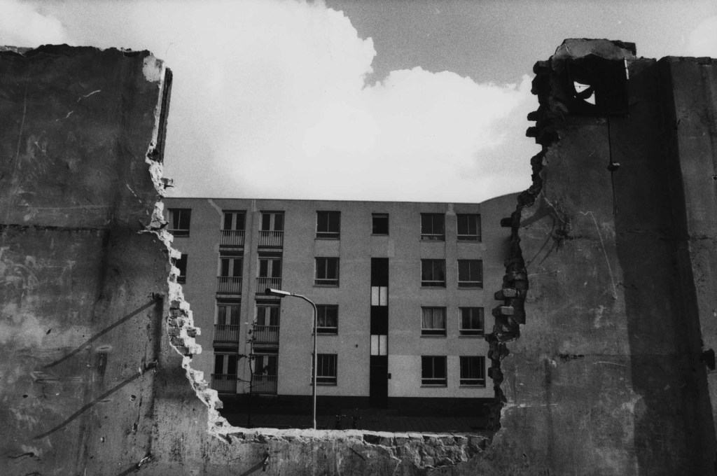De afbraak van de voormalige Cartonnagefabriek van J.P.A. Kilsdonk. Het voormalige fabrieksgebouw moet plaats maken voor de hier geplande natuurtuin. Op de achtergrond de door architect Paul van Hontem ontworpen nieuwbouwwoningen aan de Trompstraat, 12/3/1991 (Ger Loeffen via F36490 RAN CCBYSA)