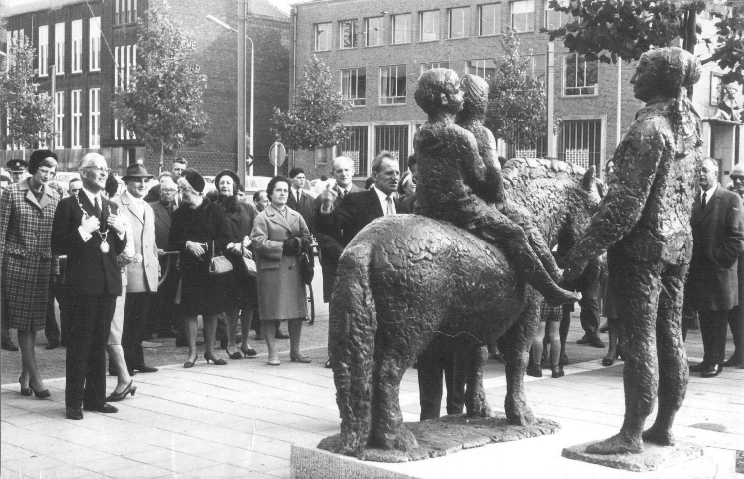 De onthulling van het beeld "Ponyrijden" van Pieter d'Hont. Op de voorgrond links burgemeester Charles Hustinx, 21/10/1967 (Fotopersbureau Gelderland via F51444 RAN CCBYSA Auteursrechthouder J.F.M. Trum)