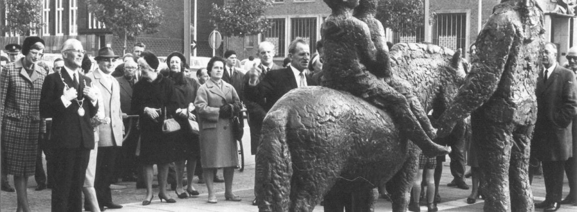 De onthulling van het beeld "Ponyrijden" van Pieter d'Hont. Op de voorgrond links burgemeester Charles Hustinx, 21/10/1967 (Fotopersbureau Gelderland via F51444 RAN CCBYSA Auteursrechthouder J.F.M. Trum)