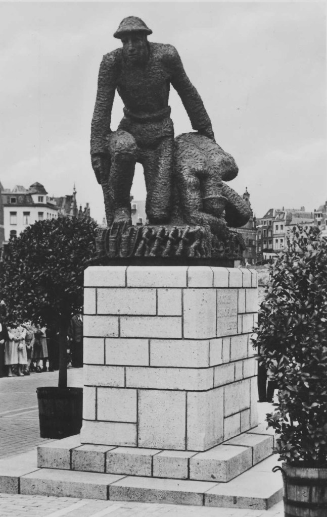 Het Oorlogsmonument ter herinnering aan de omgekomen militairen uit het Rijk van Nijmegen tijdens de Tweede Wereldoorlog, vervaardigd door Jac Maris, 5/5/1951 (Fotopersbureau Gelderland via F60313 RAN CCBYSA Auteursrechthouder J.F.M. Trum)