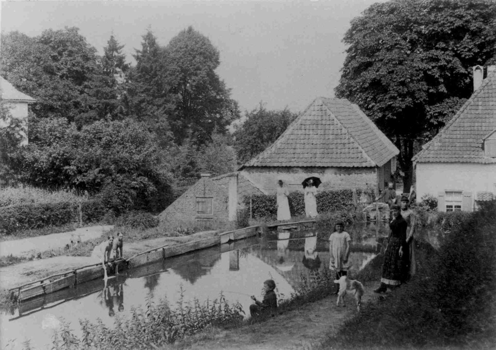 De wasplaats aan achterzijde van watermolen bij het Spijker. De vijver is ontstaan door opstuwing van Elsbeek, Beek, 1890-1900 (F66606 RAN)