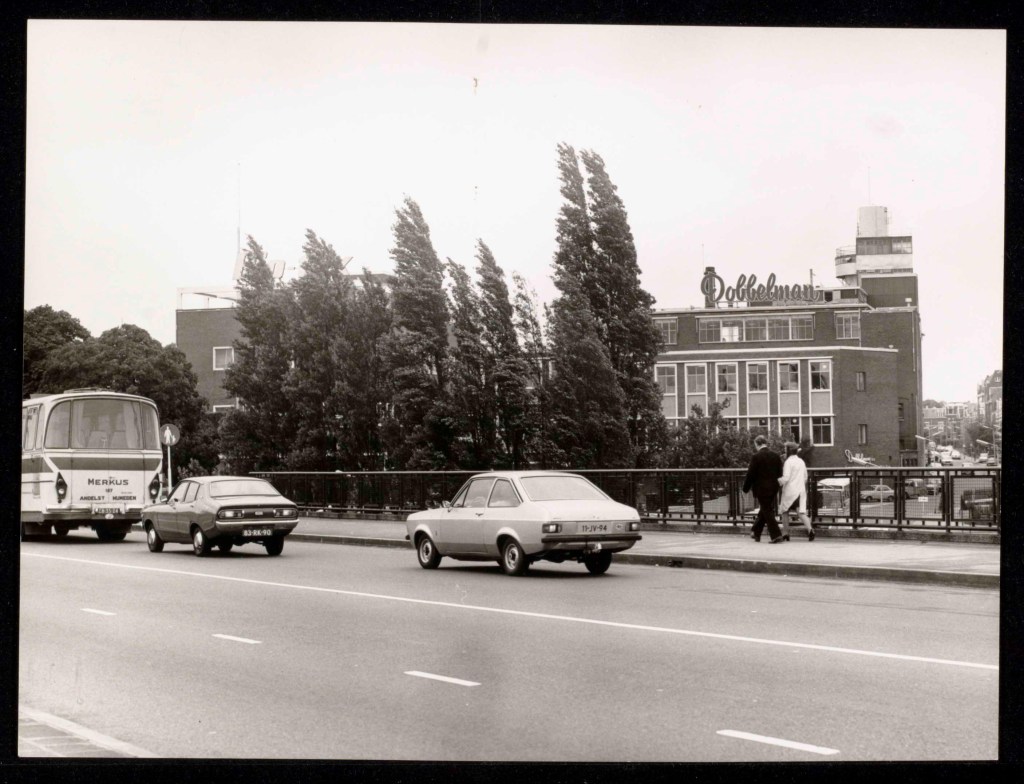 Zeepfabriek Dobbelman: Zicht vanaf de Graafseweg op de voorzijde van de fabriek, 9/1977 (Foto Rozeboom via F82244 RAN CCBYSA)