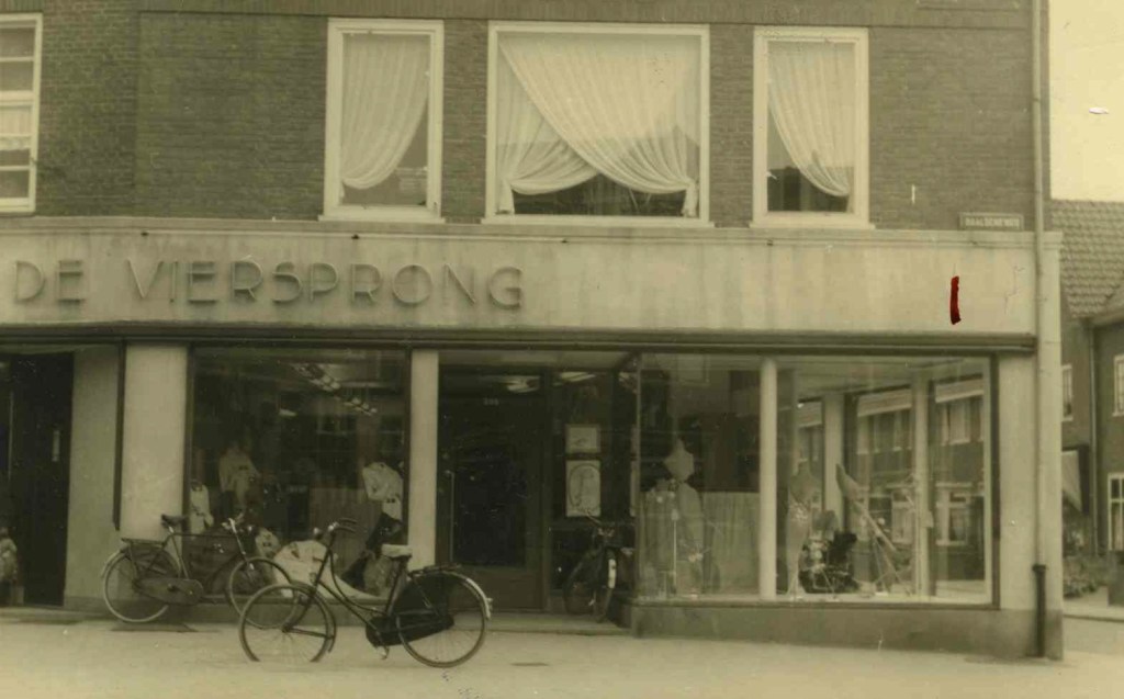 Modehuis 'De Viersprong', 1966 (F86373 RAN CC0)
