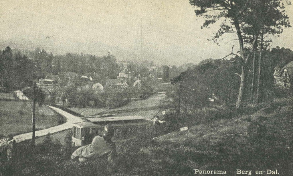 Omgeving van de (Nieuwe) Holleweg, richting Beek, ter hoogte van de splitsing met de Boschweg. Op de voorgrond Tramlijn 2 van het Bergspoor Nijmegen-Berg en Dal langs de Westerbergweg, rechts, nog net zichtbaar, villa 'Severen'. Op de achtergrond de Ooijpolder, 1922-1926 (F89446 RAN)