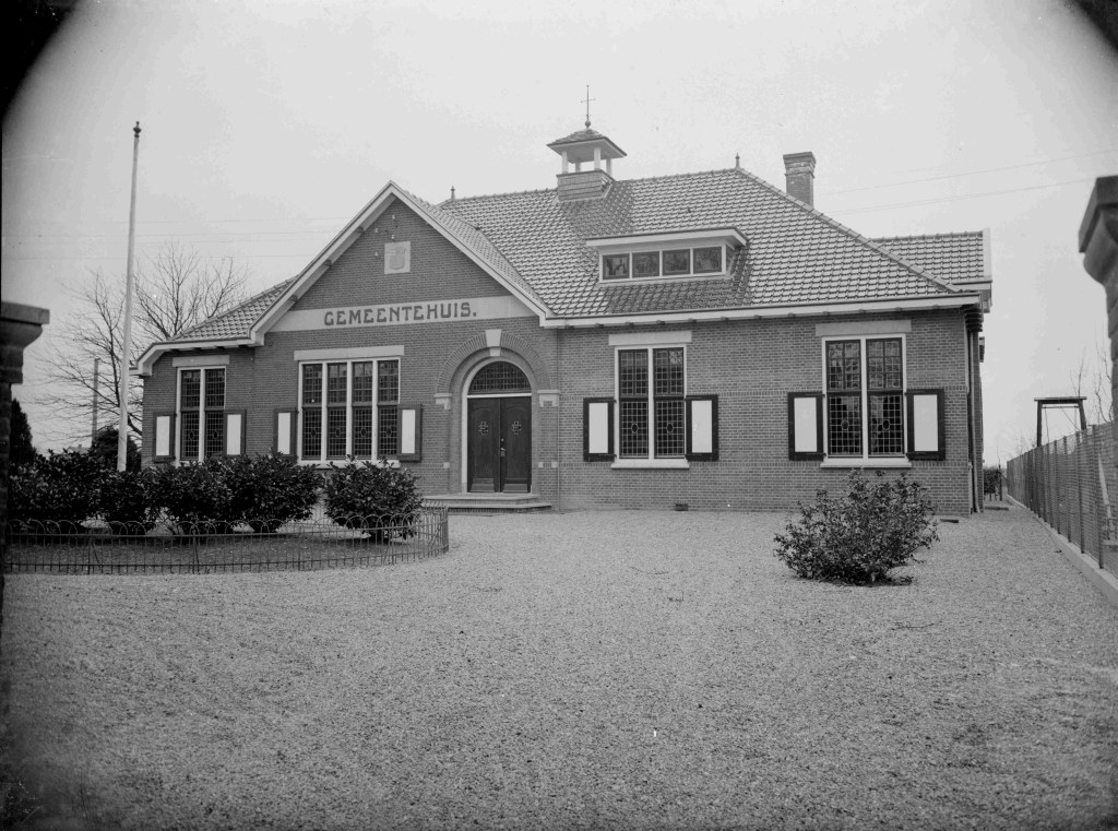 In 1911 werd besloten het gemeentehuis, dat in Heumen was gevestigd te verplaatsen naar een nieuw te bouwen gemeentehuis in Malden naar ontwerp van de de gebroeders Haspels uit Nijmegen. In 1935 vond een uitbreiding plaats door het aanbouwen van een rechtervleugel, Malden Rijksweg- Heumen foto 1948 (GN10919 RAN)