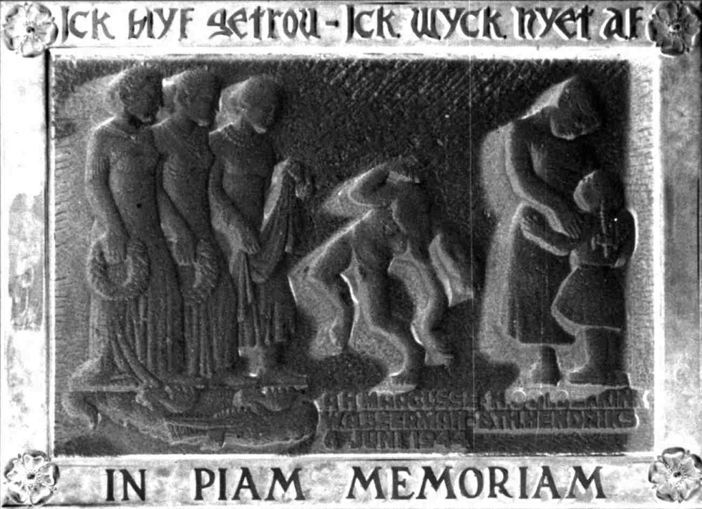 Gedenksteen, gemaakt in 1945 door Pieter d'Hont, voor de op 6 juni 1944 gefusilleerde politiemensen Albert Marcusse, Wim Beerman, Herman Oolbekkink en Bart Hendriks in het politiebureau (GN15983 RAN)