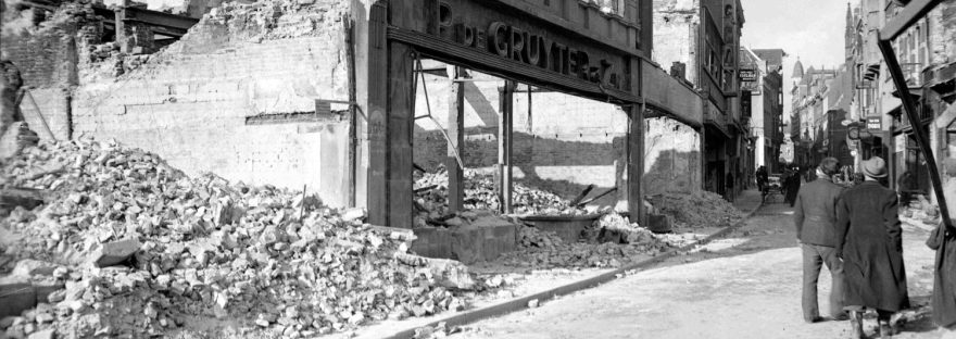 De gebombardeerde zaak van P. de Gruyter & Zn, gezien in de richting van de Grote Markt, 1944 (GN3819 RAN)