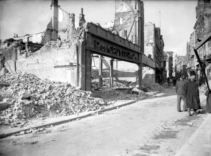 De gebombardeerde zaak van P. de Gruyter & Zn, gezien in de richting van de Grote Markt, 1944 (GN3819 RAN)