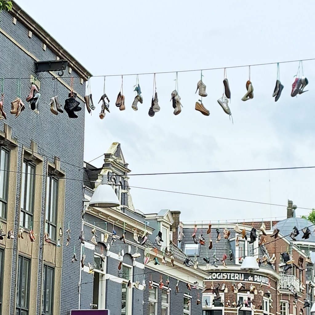 Opgehangen schoenen in het kader van de Vierdaagse in de Ziekerstraat (juli 2024)