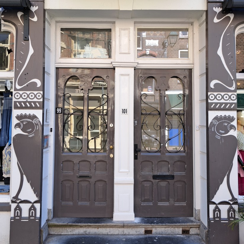 Lange Hezelstraat 99 en 101: de bekende vogels blijven mooi, maar ook de deuren zijn prachtig