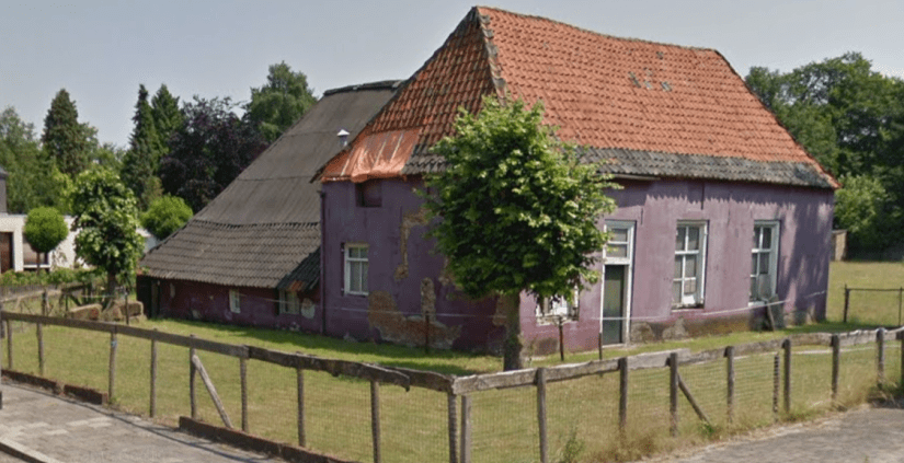De paarse boerderij, toen hij nog paars was en onbewoonbaar verklaard, juli 2015 (Google Streetview)