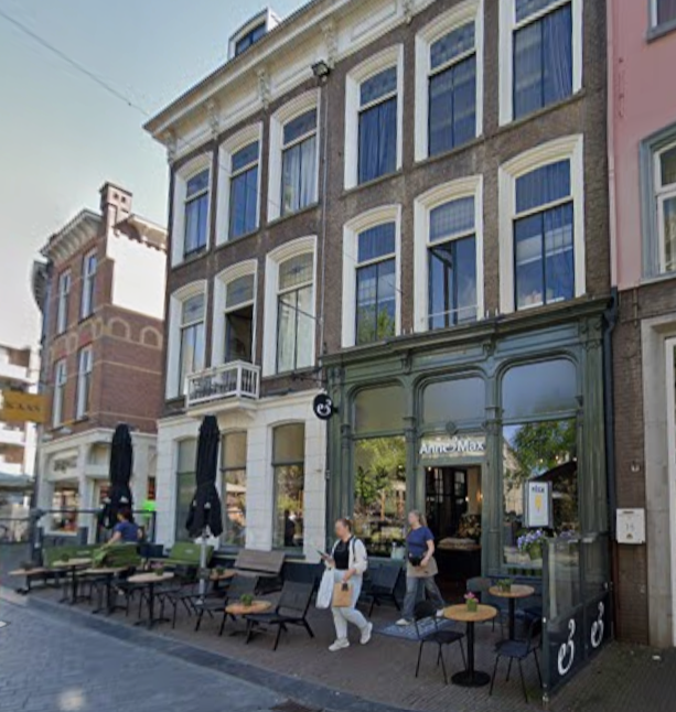 Links: Lange Hezelstraat 11, midden: Jodenberg 2, rechts: Lange Hezelstraat 13, mei 2025 (Google Streetview)