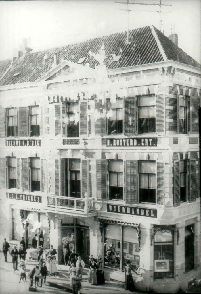 Boekhandel Drukkerij Thieme op de hoek met de Grotestraat ; vroeger heette dit pand De Munt), 1910 (D170 RAN)