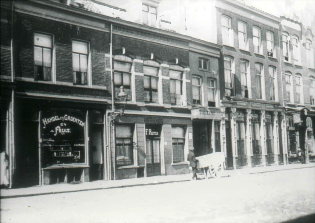 Blik op een huizenrij in de Ziekerstraat, rechterzijde richting Molenstraat, 1930 (dr. Jan Brinkhoff via D828 RAN CC0 Auteursrechthouder RAN)