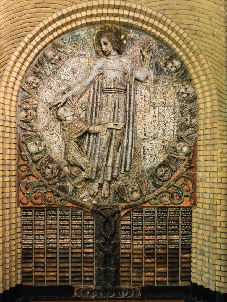 Het Monumentum Mortuorum , een gedachtenismonument voor de overleden Dominicanen , gelegen in de kloostergang van het Dominicanenklooster Albertinum ; een geglazuurd keramisch reliëf gemaakt door Jac Maris in 1949, voorstellende het binnengaan van de zielen in het hemels Jeruzalem, volgens de Apocalyps van Johannes, 2018 (Peter Kusters via DF5730 RAN CC0) Heyendaalseweg 121
