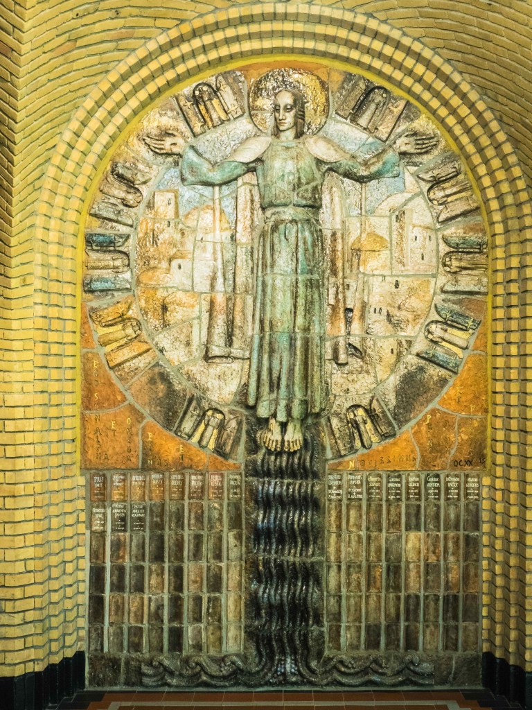 Het Monumentum Mortuorum, het gedachtenismonument voor de overleden Dominicanen in de kloostergang van het Dominicanenklooster Albertinum, gemaakt in 1949 door Jac Maris ; een geglazuurd keramisch reliëf voorstellende de wederkomst van Christus aan het einde der tijden, volgens de Apocalyps van Johannes, 2018 (Peter Kusters via DF5731 RAN CC0) Heyendaalseweg 121