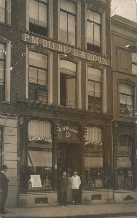 Tabaks- annex koffie- en theezaak van P.M. Diebels & Zoon. Het betreft hier een gemeentelijk monument met een gevel uit 1870 en een winkelpui uit 1885, Lange Hezelstraat 13, 1910-1930 (F19165 RAN)