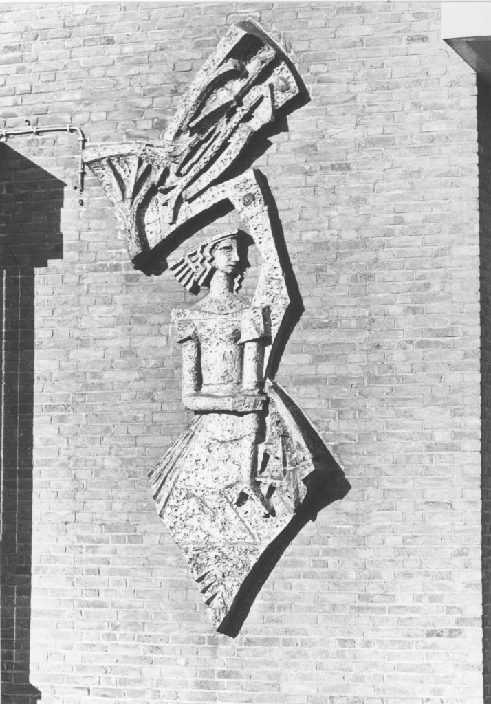 Het faience-muurrelief 'De 4 Seizoenen' (een vrouwenfiguur met levensboom), gemaakt door Jac Maris in 1958 en geplaatst tegen de gevel van het pand van de G.G. & G.D, 1975 (F. Kup via F15940 RAN CCBYSA) St. Jorisstraat 72