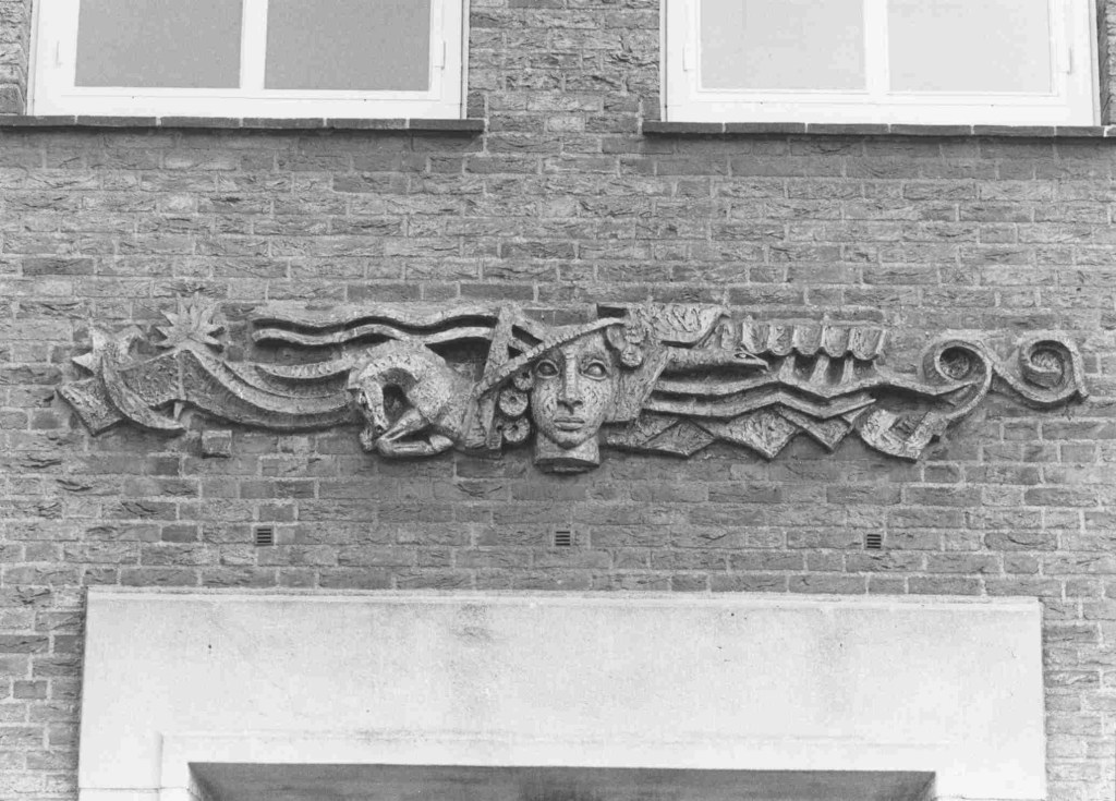 Het faience-muurreliëf Hoofd en Paard gemaakt in 1958 door Jac Maris, geplaatst tegen de gevel van het (voormalige) P.T.T. gebouw, Dominicanenstraten 91, 1975 (Frans Kup via F16246 RAN CCBYSA)