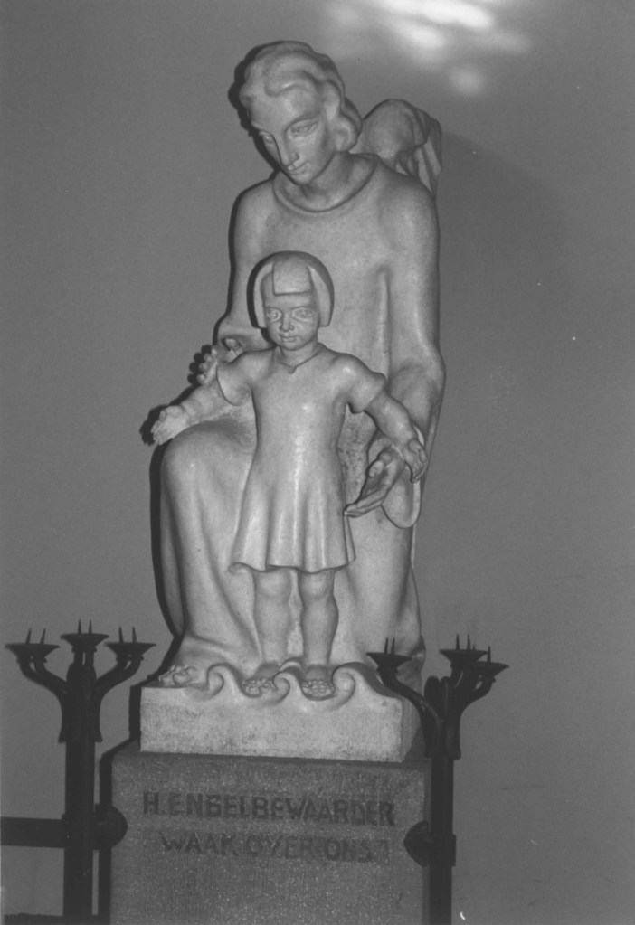 De Christus Koningkerk; beeld van de Engelbewaarder met kind, vervaardigd in 1936 door Jac Maris voor de doopkapel. In 1993 verplaatst naar Kranenburg, waar het beeld later verloren is gegaan, 1986 (Anton van Roekel via F16263 RAN CCBYSA)
