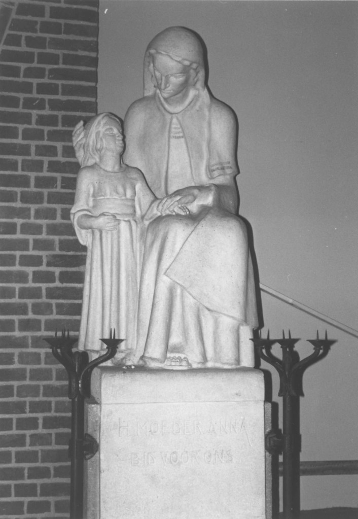 De Christus Koningkerk; beeld van de H. Anna en Maria, vervaardigd door Jac Maris in de jaren '30 voor de doopkapel, 1986 (Anton van Roekel via F16264 RAN CCBYSA)