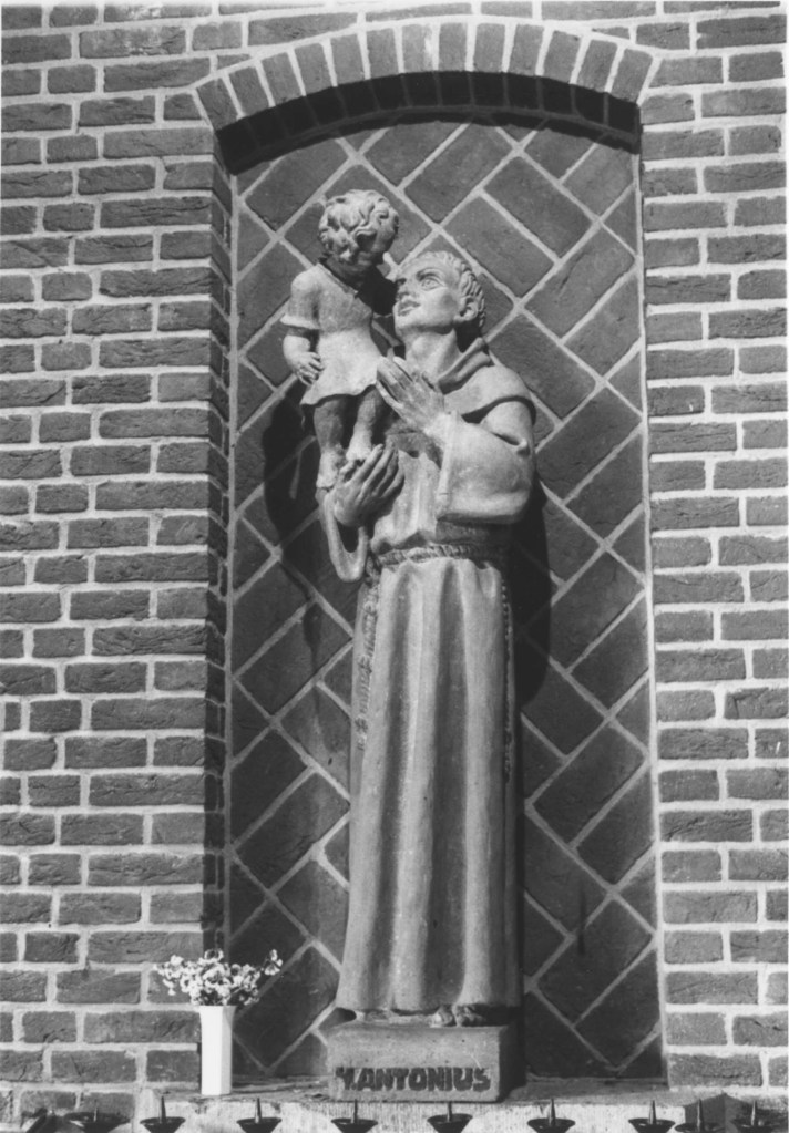 De Christus Koningkerk; beeld van de H. Antonius van Padua, vervaardigd door Jac Maris in de jaren '30. Thans te bewonderen in het Marishuis te Heumen, 1986 (Anton van Roekel via F16267 RAN CCBYSA)