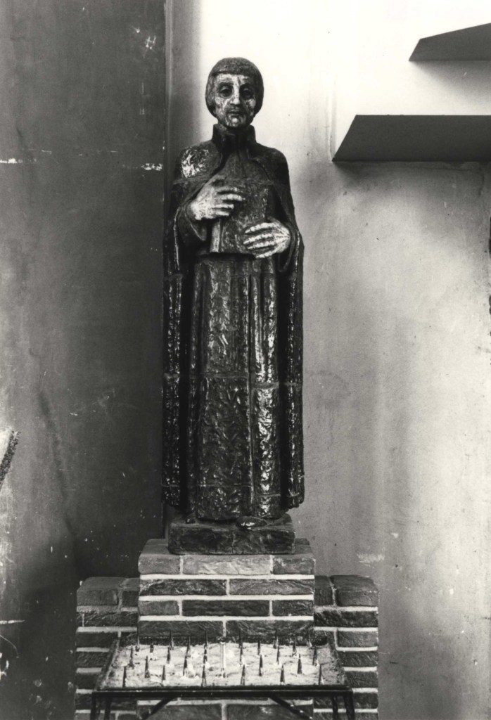 De Christus Koningkerk; beeld van Petrus Canisius, vervaardigd in de jaren '30 door Jac Maris. Thans te bewonderen in het Marishuis te Heumen, 1986 (Anton van Roekel via F16268 RAN CCBYSA)