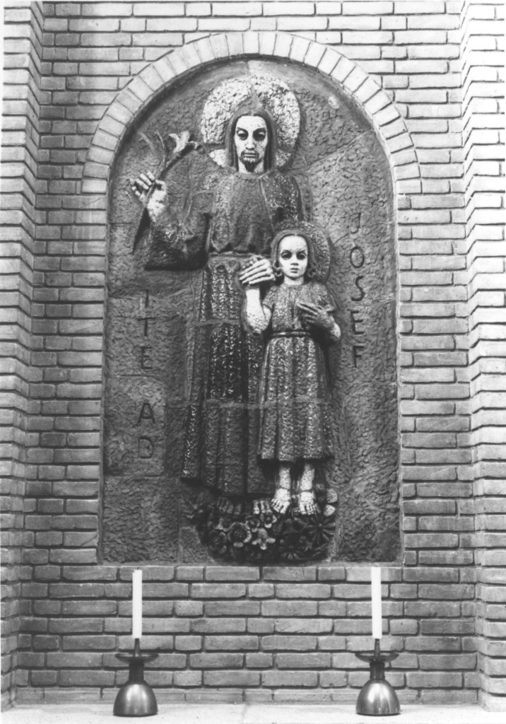 De Christus Koningkerk. Reliëf van de H. Jozef met kind vervaardigd door Jac Maris in de jaren '30 voor de Jozefkapel, 1986 (Anton van Roekel via F16316 RAN CCBYSA)