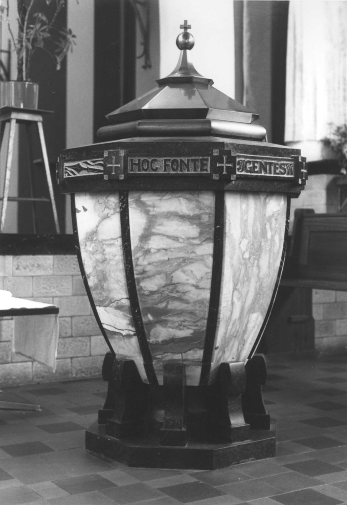 De Christus Koningkerk: doopvont, in de jaren '30 gemaakt door Jac Maris voor de doopkapel, 1986 (Anton van Roekel via F16318 CCBYSA)